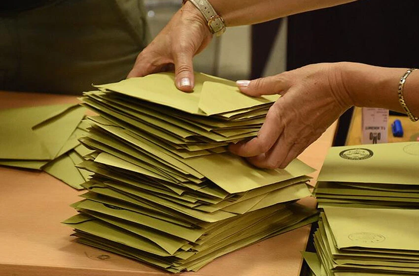 İzmir'de CHP'nin tahtı sallanıyor! Çarpıcı anket sonuçları açıkladı...