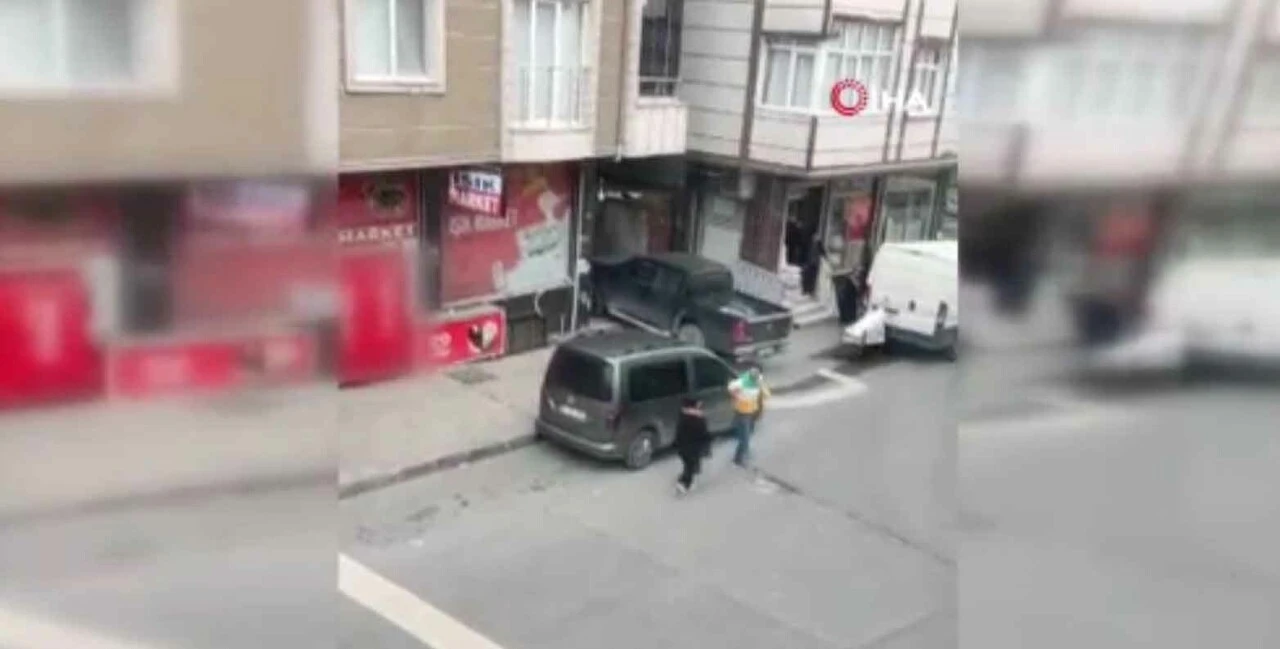 Kadına şiddet uygulayan adama uçan tekmeli müdahale - 1. Resim