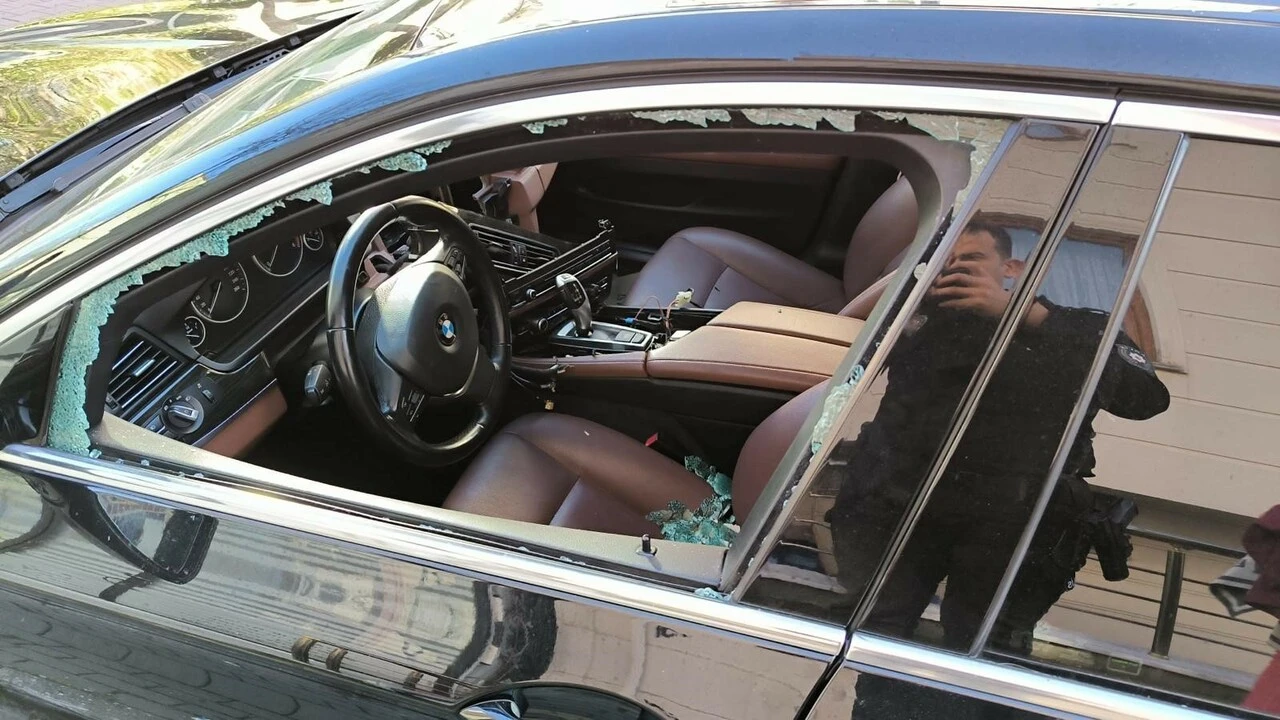 Önce ekran ve plaka çaldılar, Kolpaçino 4 4'lük'ü izlerken yakalandılar