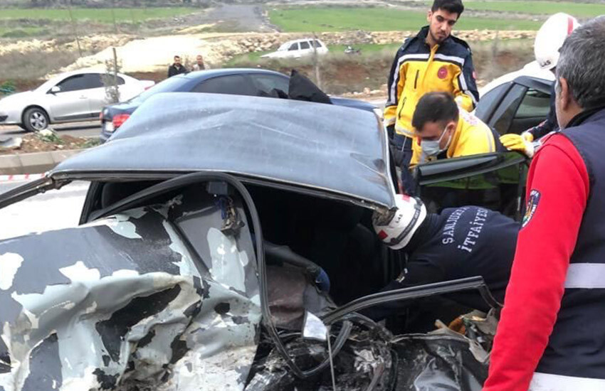 Şanlıurfa&#039;da otomobiller çarpıştı: 1 ölü, 2 yaralı