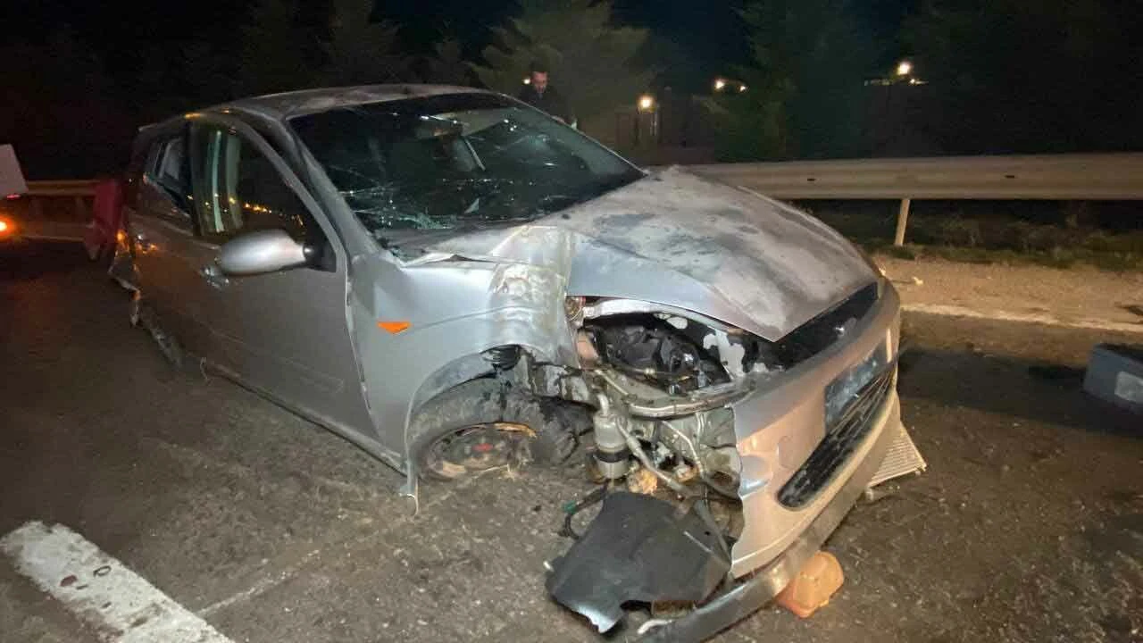 Ağaca çarpan otomobilin motoru yerinden fırladı: 1'i ağır 5 yaralı - 1. Resim