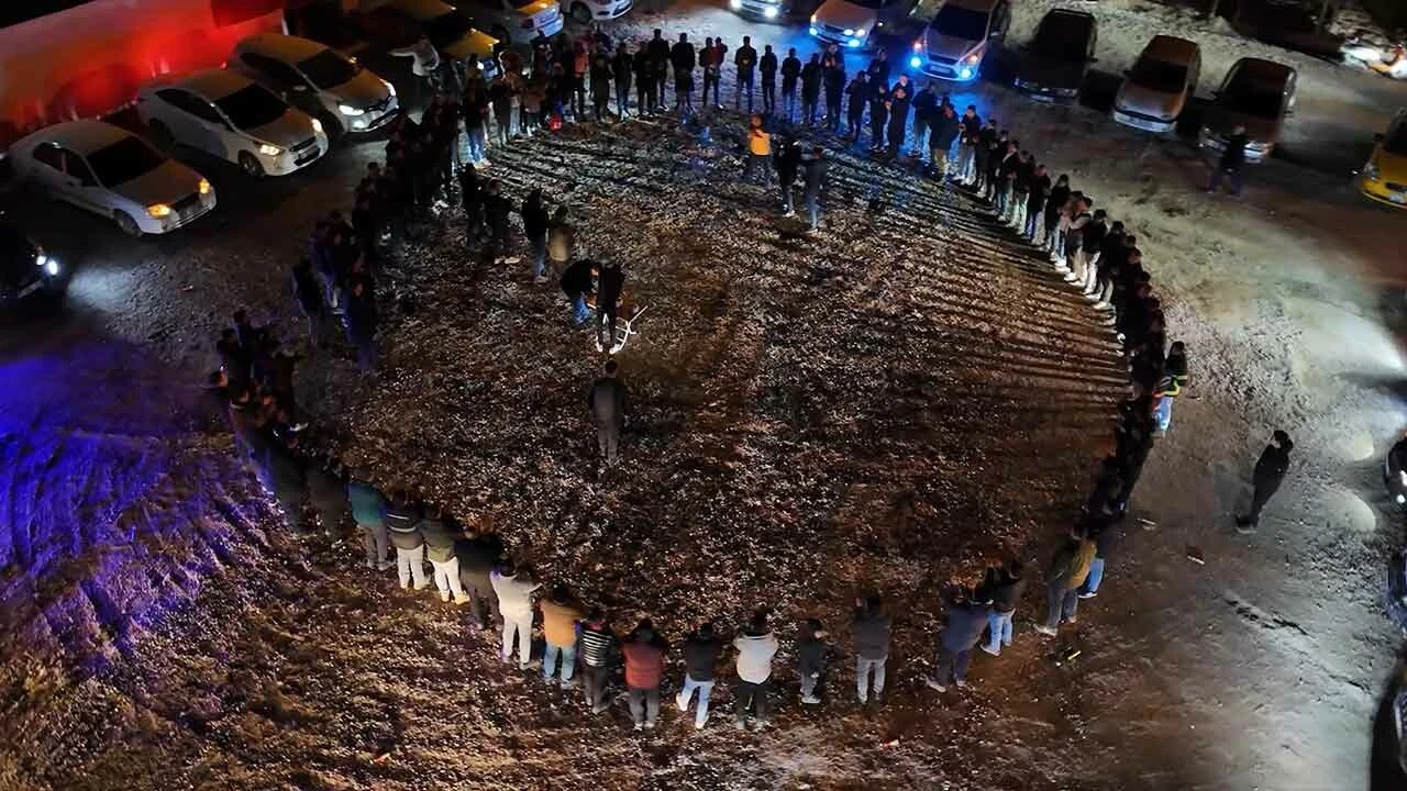 Belediye Başkanı'na görülmemiş sürpriz! Bir anda evinin önünde toplandılar - 1. Resim