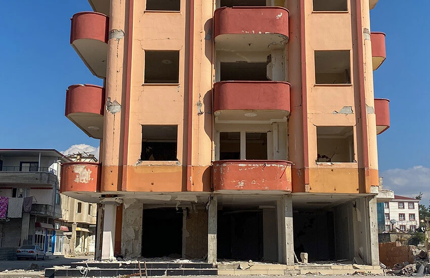 Binaların üstündeki korkunç izler can acıtıyor! 'Depremin acısı hafızalardan silinmiyor' - 2. Resim