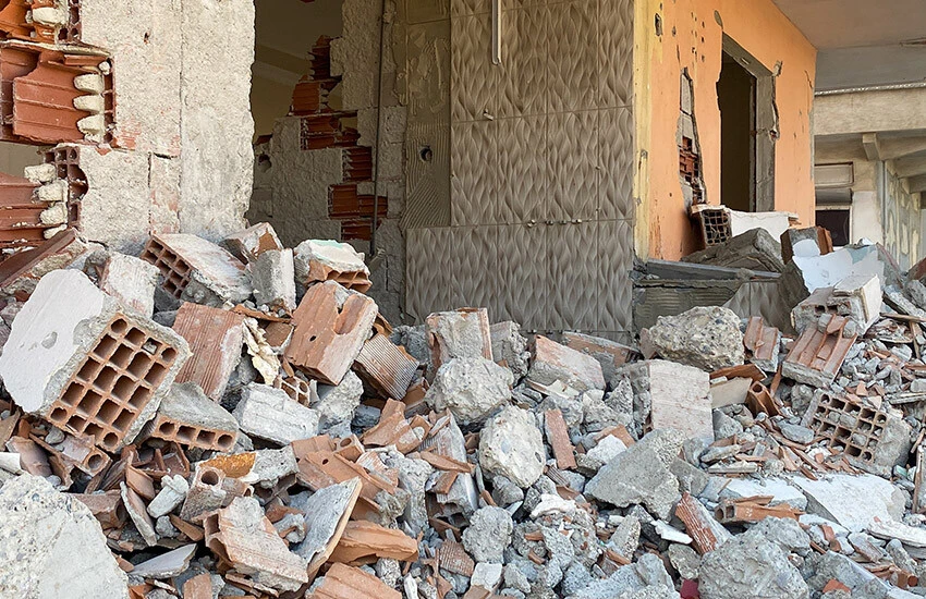 Binaların üstündeki korkunç izler can acıtıyor! 'Depremin acısı hafızalardan silinmiyor' - 1. Resim