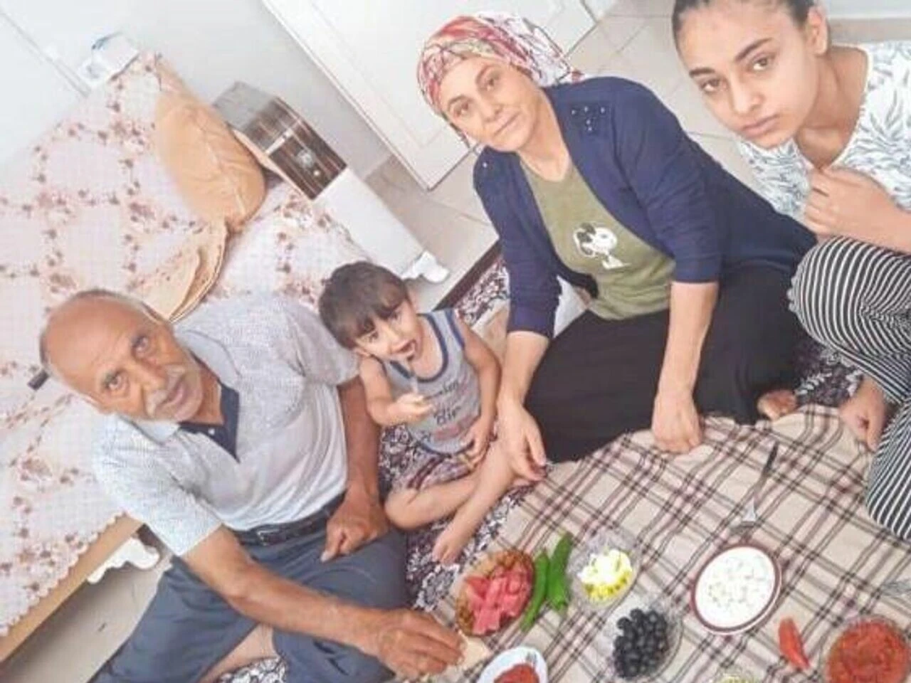 Bisküvili amca öldü mü? Depremde bisküvi saklayan baba öldü mü? - 1. Resim