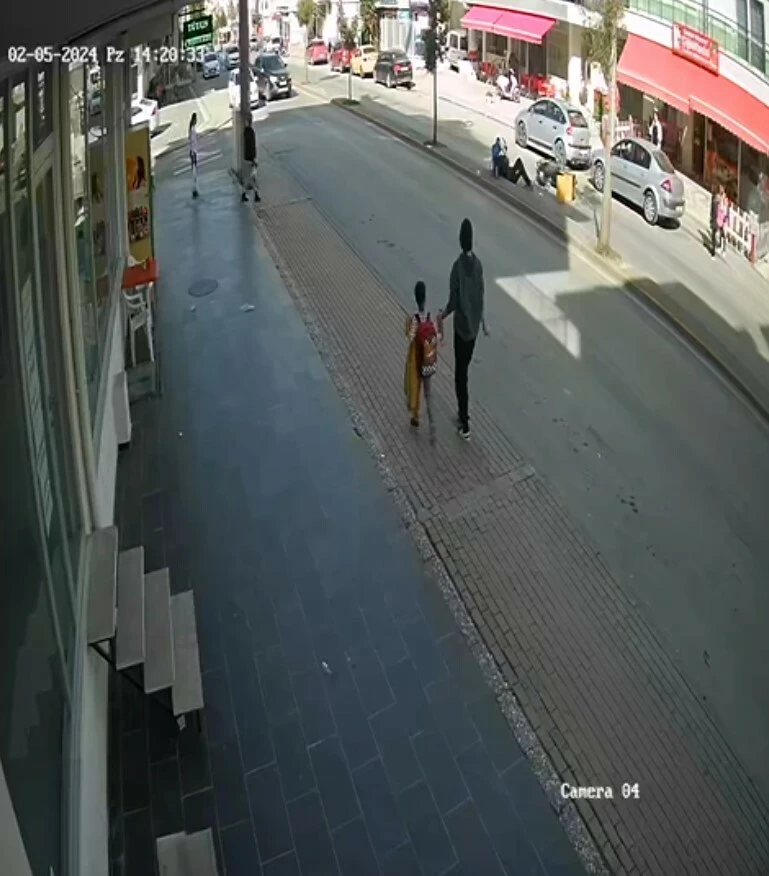 Çocuğa çarpmamak için motosikleti devirdi yardımına o koştu