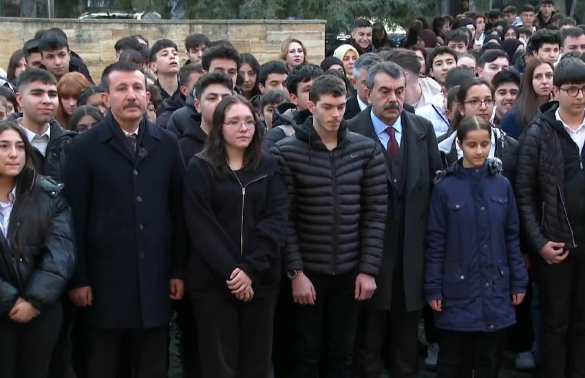 Deprem felaketinin yıl dönümünde okullarda saygı duruşu