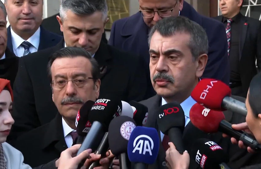 Deprem felaketinin yıl dönümünde okullarda saygı duruşu