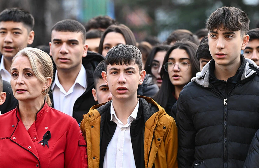 Deprem felaketinin yıl dönümünde okullarda saygı duruşu