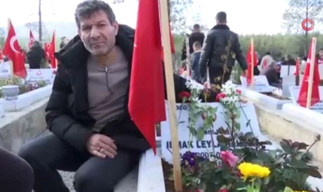 Depremin tüm dünyayı ağlatan karesiydi! Mesut Hançer şimdi mezara sarılıyor - 1. Resim