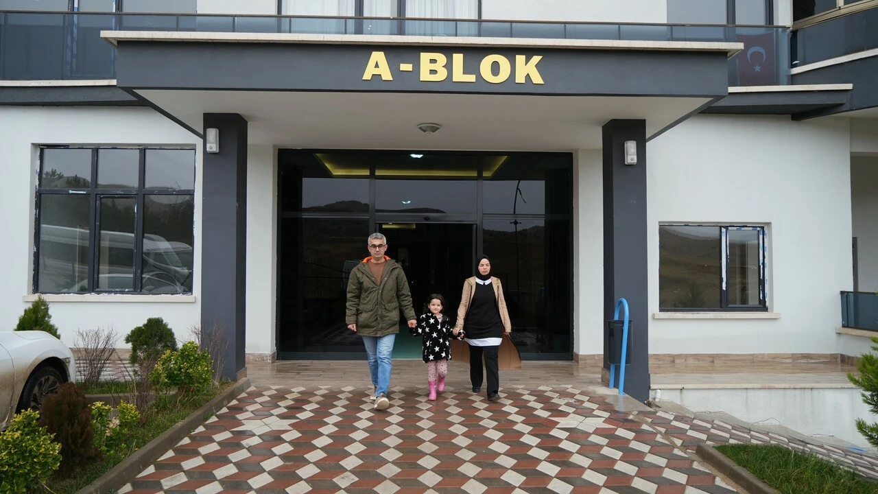 Depremzede aileyi dolandırdılar! İki kere evsiz kaldılar