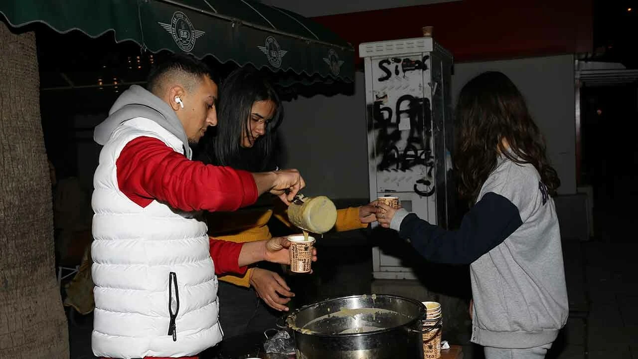 En acı yıl dönümü! Depremzedeler geceyi sokaklarda geçiriyor