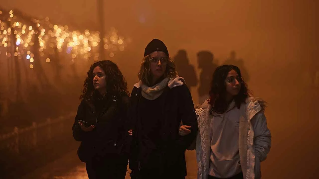 En acı yıl dönümü! Depremzedeler geceyi sokaklarda geçiriyor