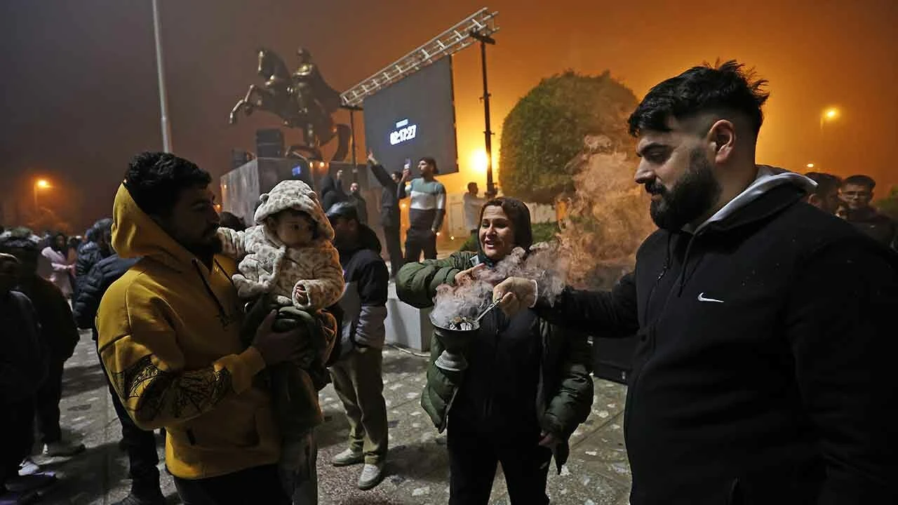 En acı yıl dönümü! Depremzedeler geceyi sokaklarda geçiriyor