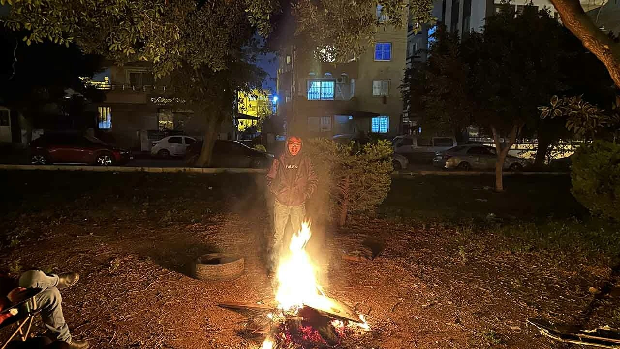 En acı yıl dönümü! Depremzedeler geceyi sokaklarda geçiriyor