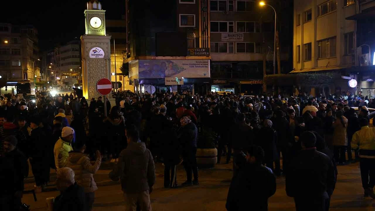 En acı yıl dönümü! Depremzedeler geceyi sokaklarda geçiriyor