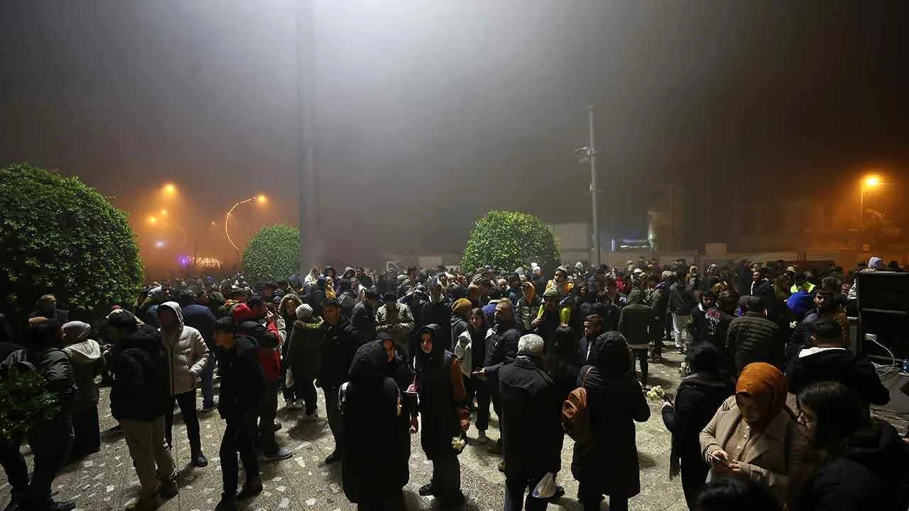 En acı yıl dönümü! Depremzedeler geceyi sokaklarda geçiriyor