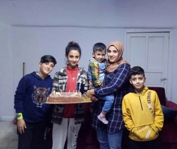 Enkazda aç kalan çocuğunu emzirmeye çalıştı, üç çocuğunu kaybetti