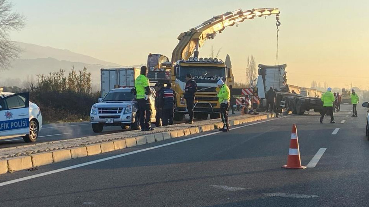 İki tır birbirine girdi: Karayolu savaş alanına döndü