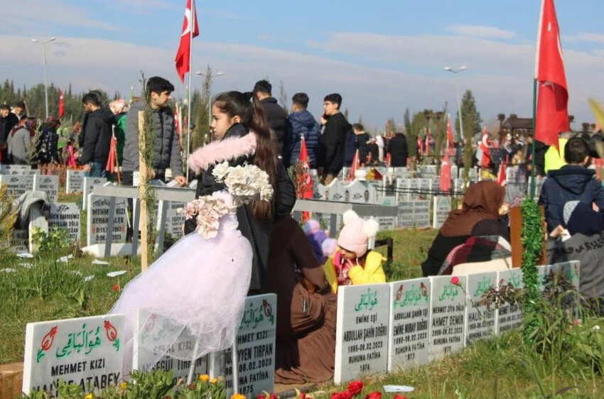 Kızıyla birlikte 16 saat enkaz altında kalan baba yürekleri dağladı - 1. Resim