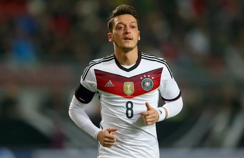 Mesut Özil futbola dönüyor! Milli formayı yeniden giyecek