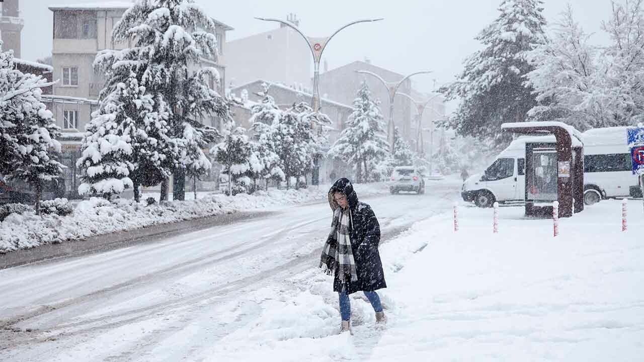 Meteoroloji&#039;den yoğun kar yağışı uyarısı: 60 santimi bulabilir! İşte 6 Şubat il il hava durumu