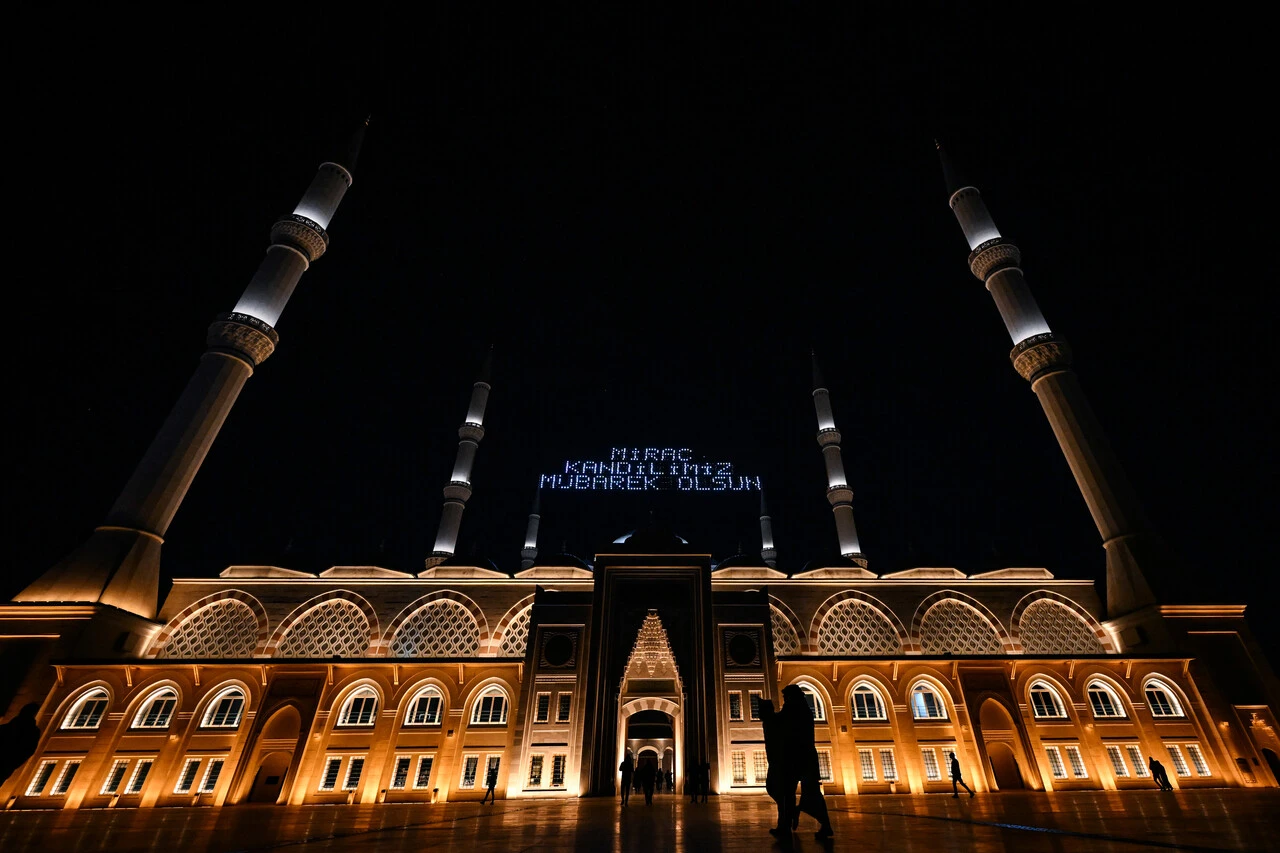 Miraç Kandili yurt genelinde dualarla idrak edildi