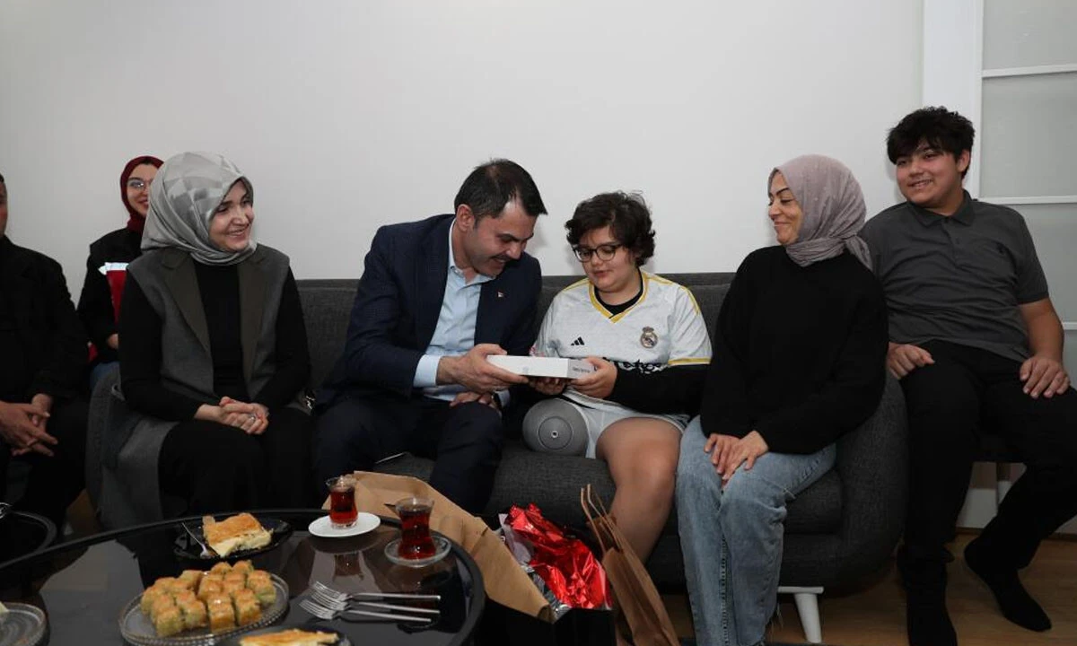 Murat Kurum'dan depremzede aileye ziyaret