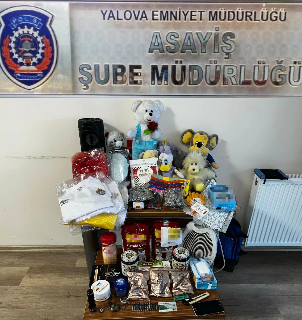 Yorgana sarılıp hırsızlık yaptı polislerin dikkatinden kaçamadı - 2. Resim