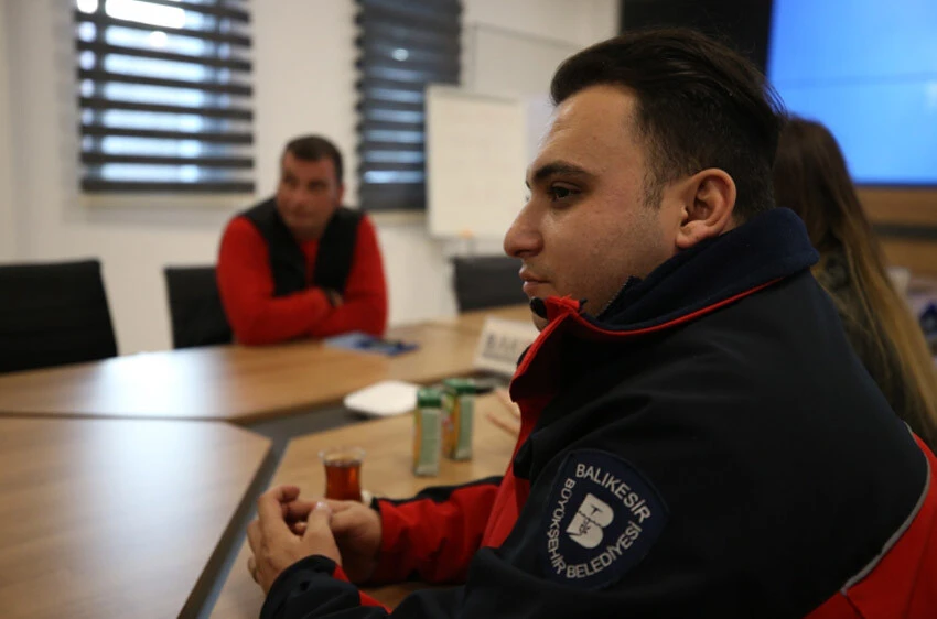 1 yıl önce enkazdan kurtarıldı! 8 aydır kendini kurtaran itfaiye ekibiyle çalışıyor