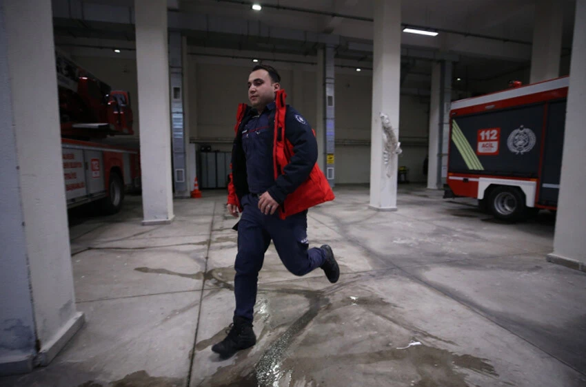 1 yıl önce enkazdan kurtarıldı! 8 aydır kendini kurtaran itfaiye ekibiyle çalışıyor