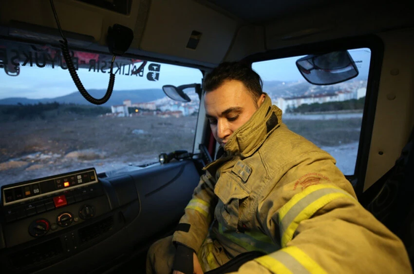 1 yıl önce enkazdan kurtarıldı! 8 aydır kendini kurtaran itfaiye ekibiyle çalışıyor