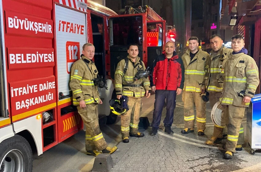 1 yıl önce enkazdan kurtarıldı! 8 aydır kendini kurtaran itfaiye ekibiyle çalışıyor