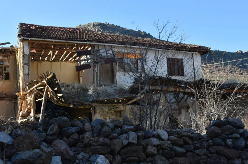 Yeniden aday oldu! 15 seçmenli köyden 5 kişi kendi ailesinden...