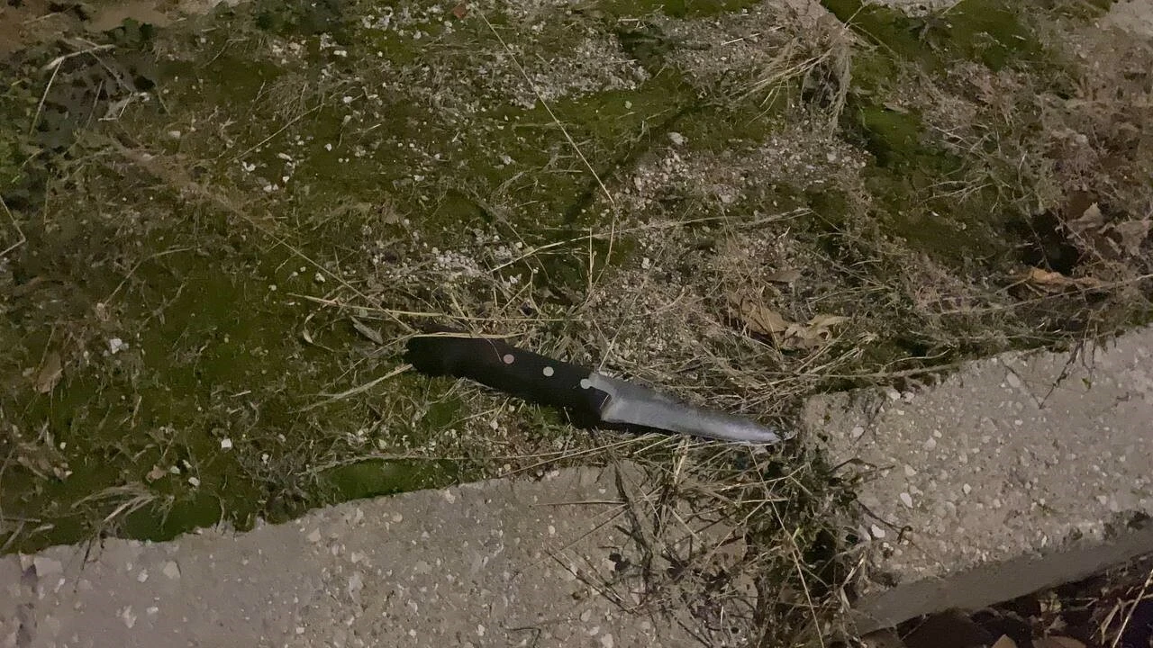 Alkollü şahıs polislere balkondan tencere, tava ve bıçak fırlattı