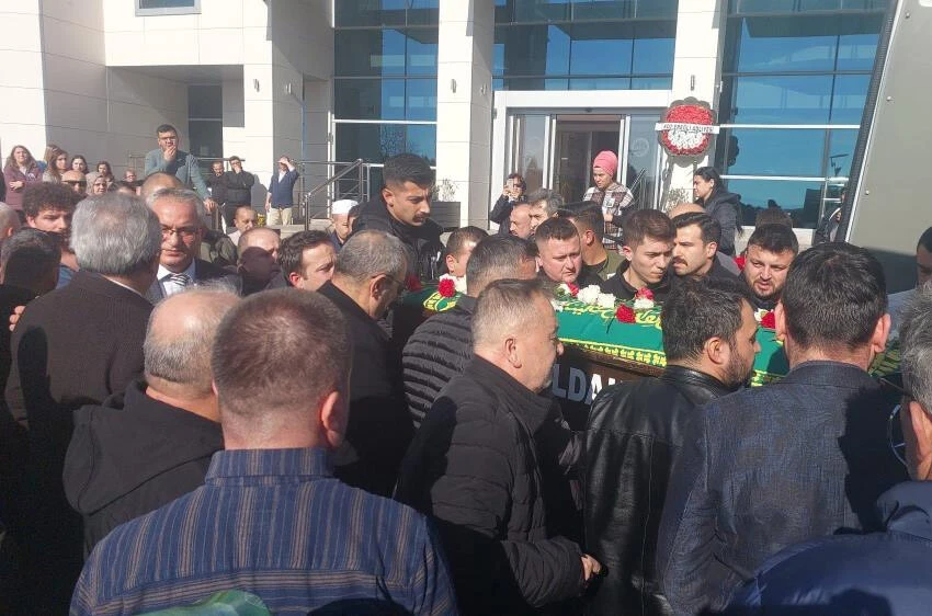 Boğaz ağrısı şikayetiyle gittiği hastanede hayatını kaybetti