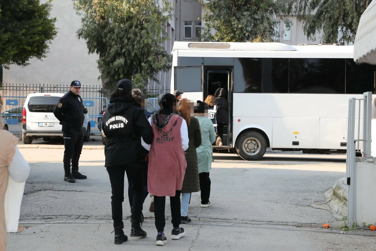 Gacolar'a operasyon! 10 kadın birlik olup hırsızlık yaparken görüntülendiler - 1. Resim