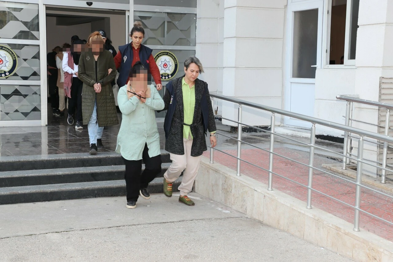 Gacolar'a operasyon! 10 kadın birlik olup hırsızlık yaparken görüntülendiler - 2. Resim