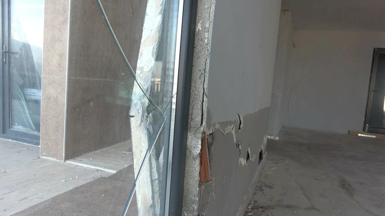 İnşaat çalışması yüzünden yarık oluştu 4 yıllık ev yerinden oynadı! - 1. Resim