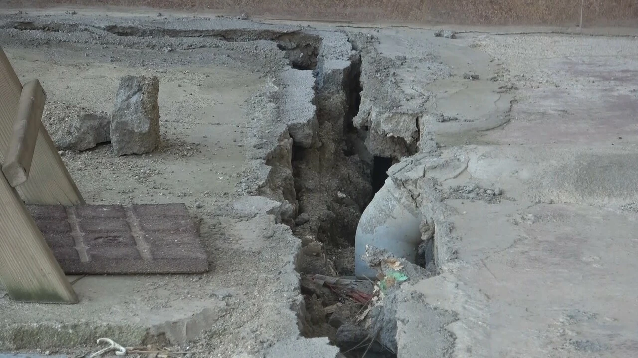 İnşaat çalışması yüzünden yarık oluştu 4 yıllık ev yerinden oynadı! - 2. Resim