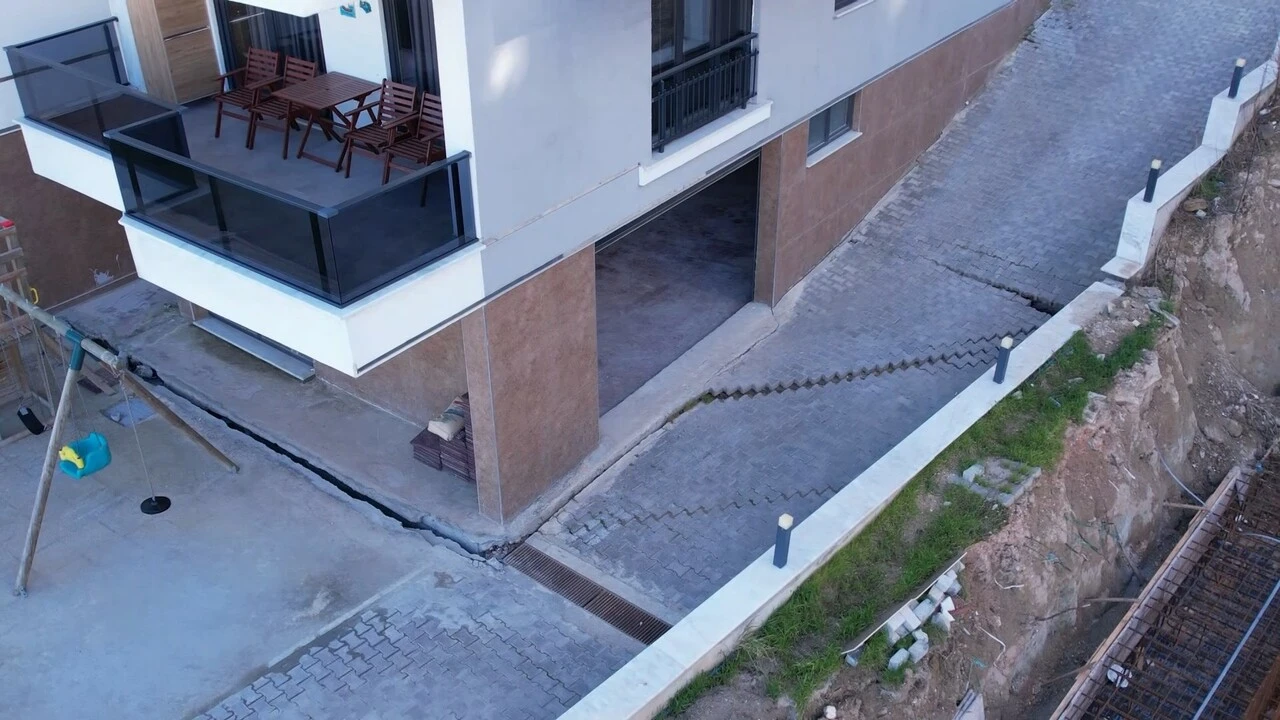 İnşaat çalışması yüzünden yarık oluştu 4 yıllık ev yerinden oynadı! - 3. Resim
