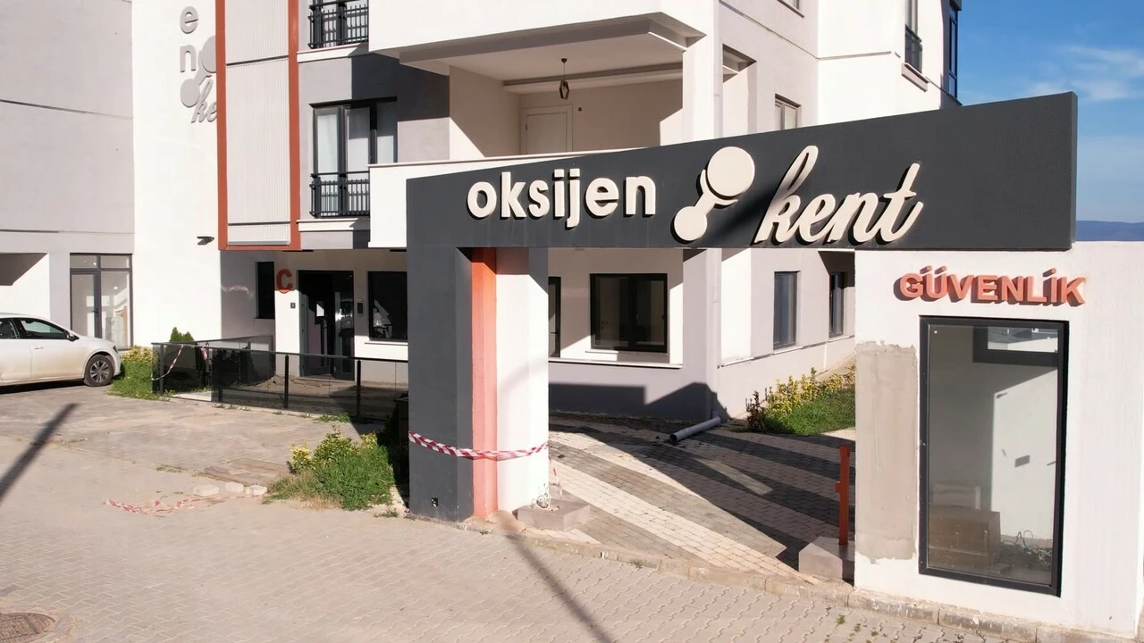 İnşaat çalışması yüzünden yarık oluştu 4 yıllık ev yerinden oynadı! - 4. Resim