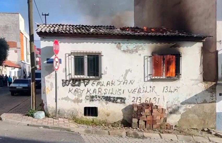 Metruk ev alev aldı, mahalleli sokağa döküldü