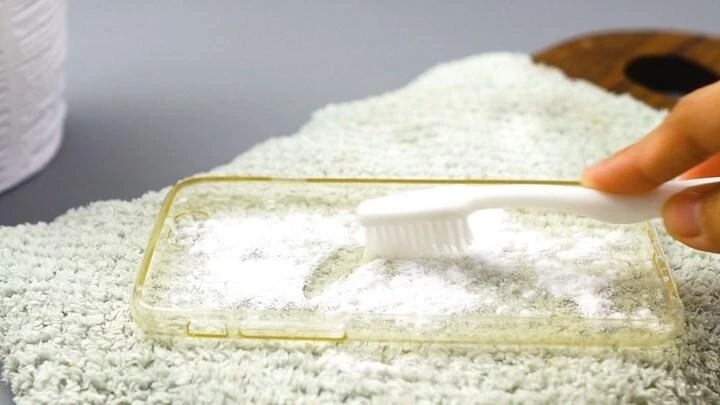 Sararmış telefon kılıflarını sakın çöpe atmayın! İşte ilk günkü şeffaflığına getirimenin etkili yolları - 2. Resim