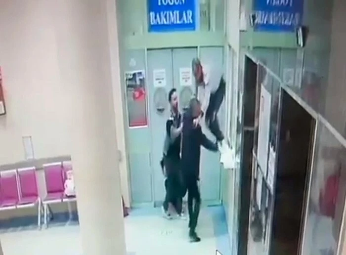 Vefat haberini veren doktora yumruk attı!