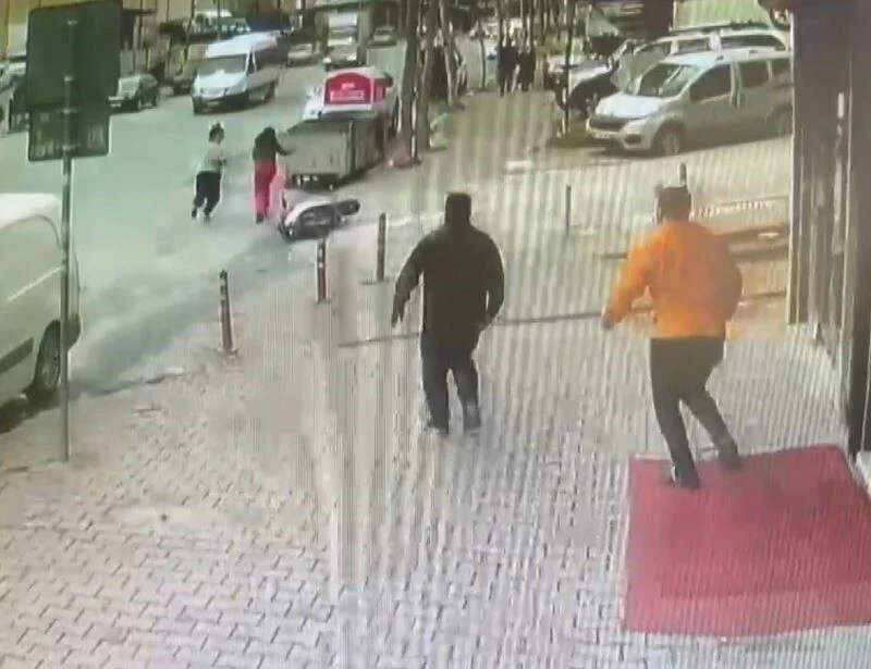 2 genç kızın hırsızlık girişimini esnaf engelledi: "Başta şaka sandım" - 1. Resim