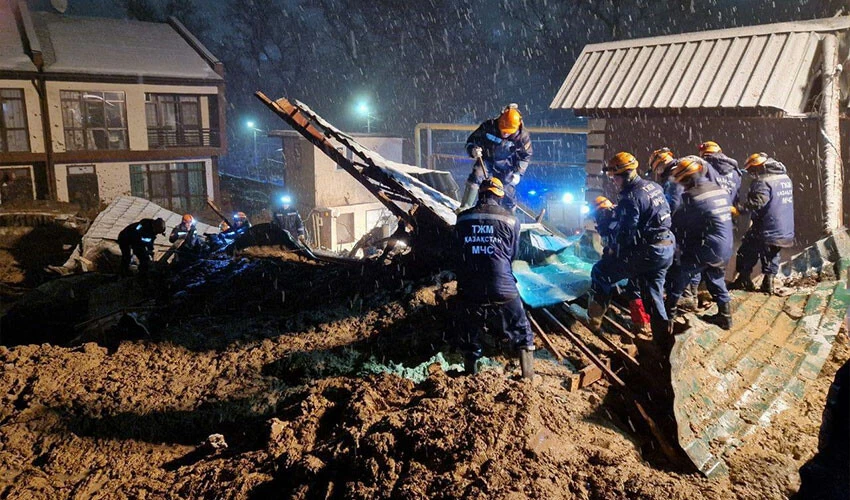 Aşırı sulama heyelanı da beraberinde getirdi! İnsanlar toprak altında kaldı - 1. Resim