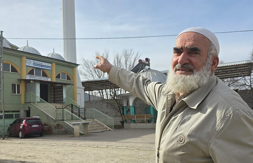 Cami kubbesine tırmanırken hayrete düşürdü, sosyal medyada rekor kırdı - 1. Resim