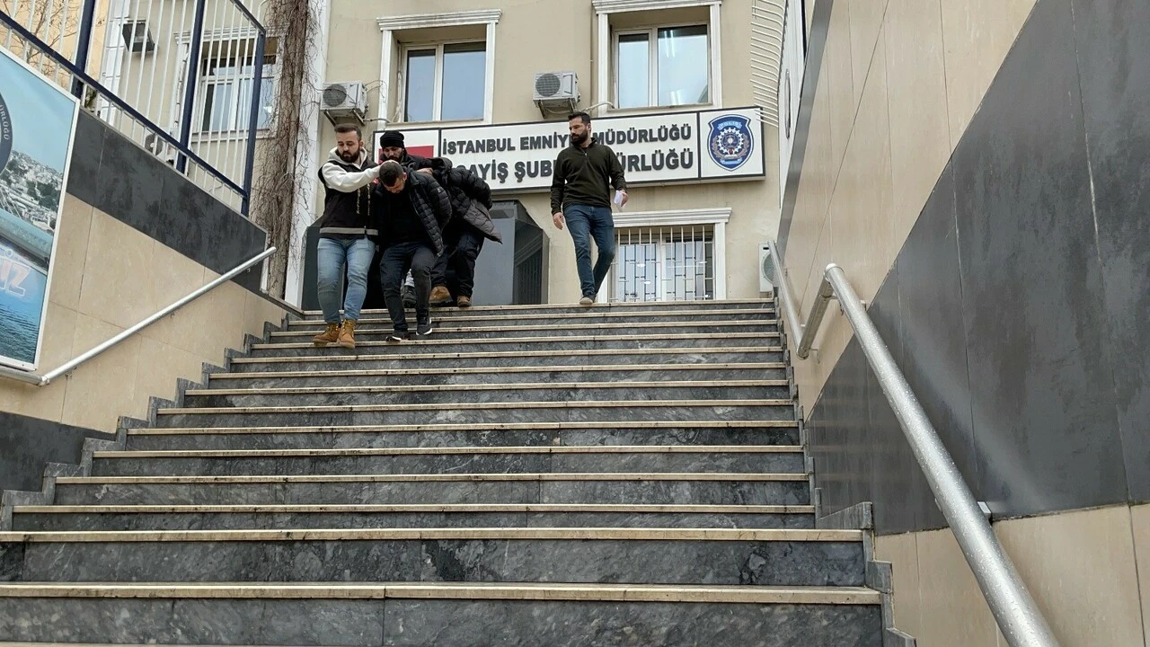 Hırsızlar bir anda polisleri karşılarında görünce neye uğradıklarını şaşırdılar