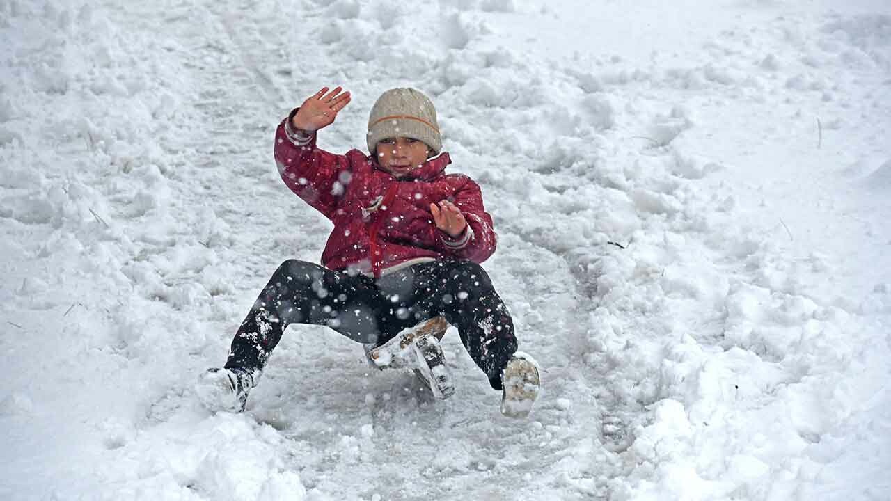 Kar kalınlığı 1 metreye yaklaştı: 2 ilde okullar tatil edildi! İşte 8 Şubat&#039;ta okulların tatil edildiği iller